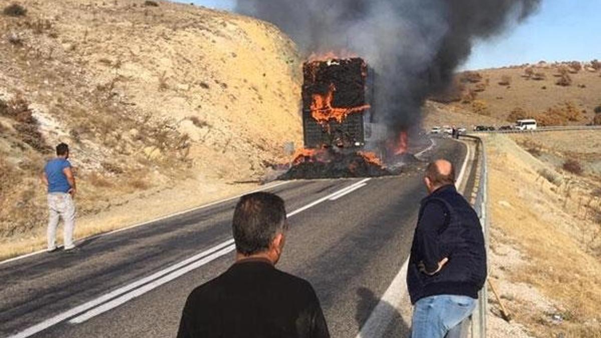 Saman yüklü TIR alev alev yandı