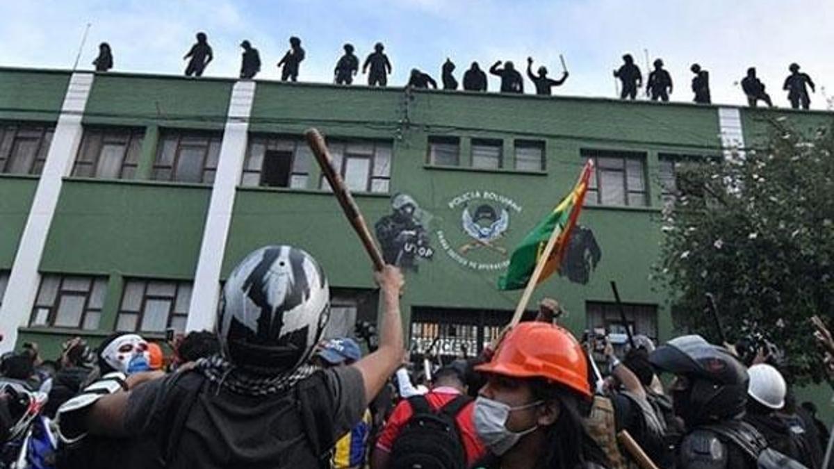 Bolivya'da sular durulmuyor! Ordu sokağa indi, Morales Meksika'ya iltica etti