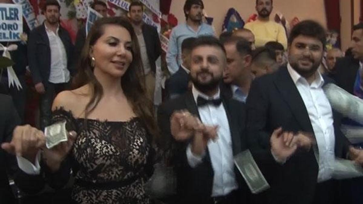 Ebru Yaşar, halay çekti! Dolarlar havada uçuştu