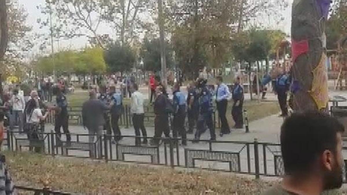 Seyyar satıcılar ile zabıta ekipleri birbirine girdi