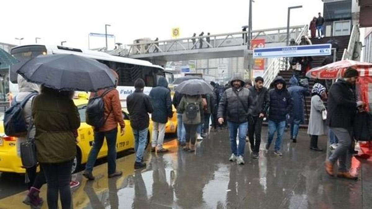 Kuvvetli yağış uyarısı! Meteoroloji İstanbul için saat verdi