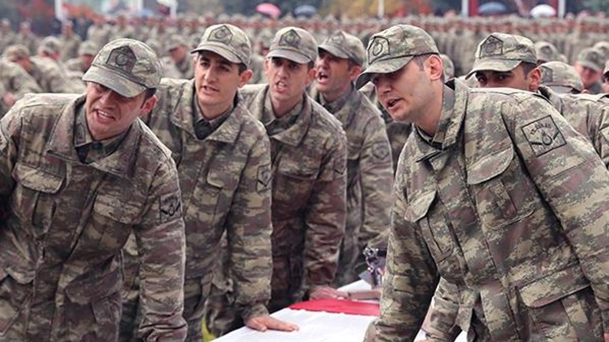 Yeni askerlik sisteminin ilk yedek astsubayları yemin etti