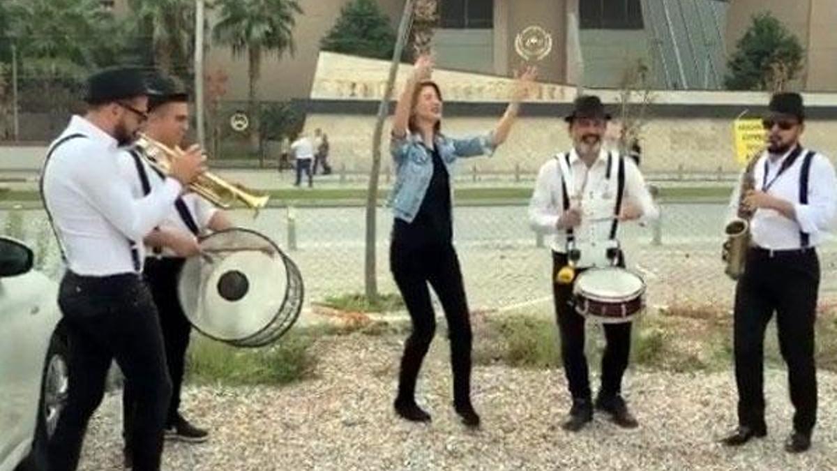 Eşinden boşanmasını bandoyla kutladı