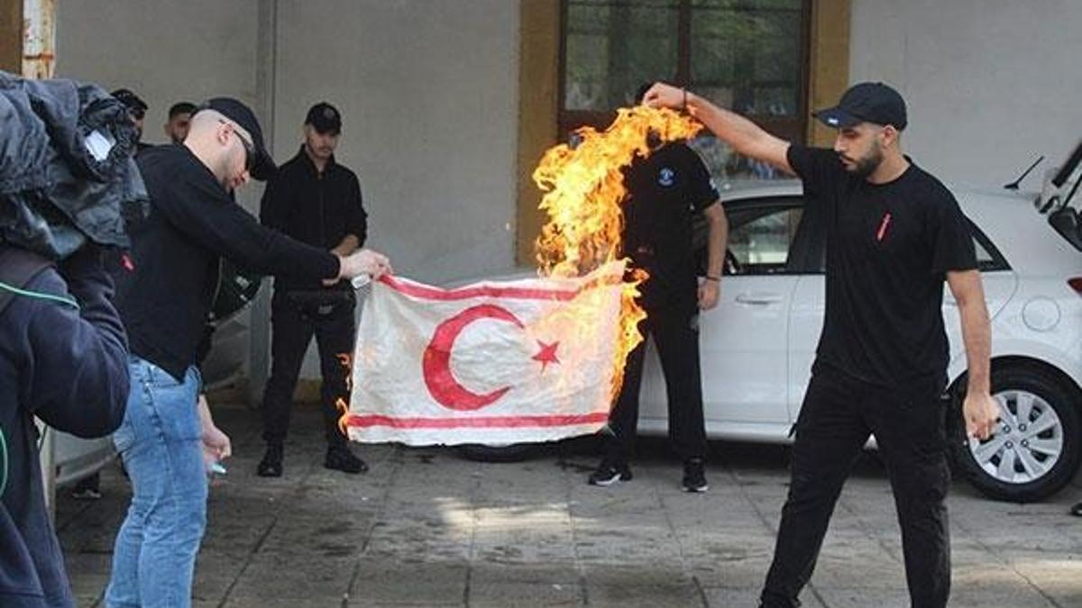 Büyük skandal! KKTC bayrağını yaktılar