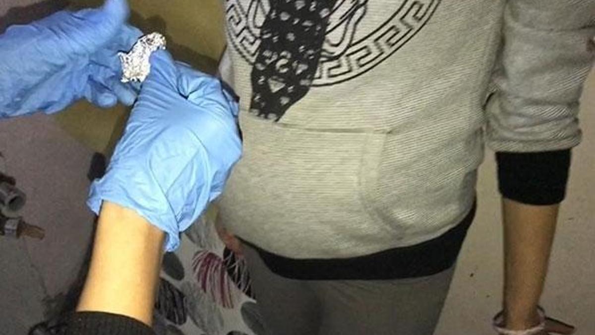 Uyuşturucu operasyonunda yakalanan 9 aylık hamile torbacı tutuklandı