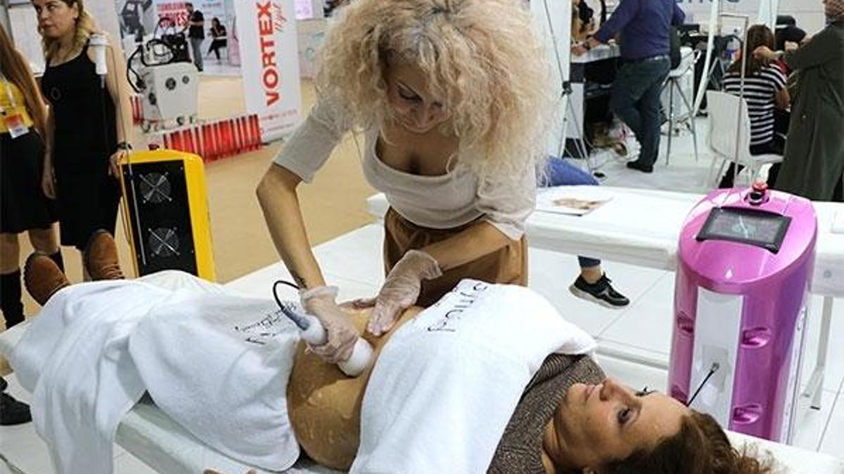 Kadınlar 25 dakikada 4 santimetre inceldi