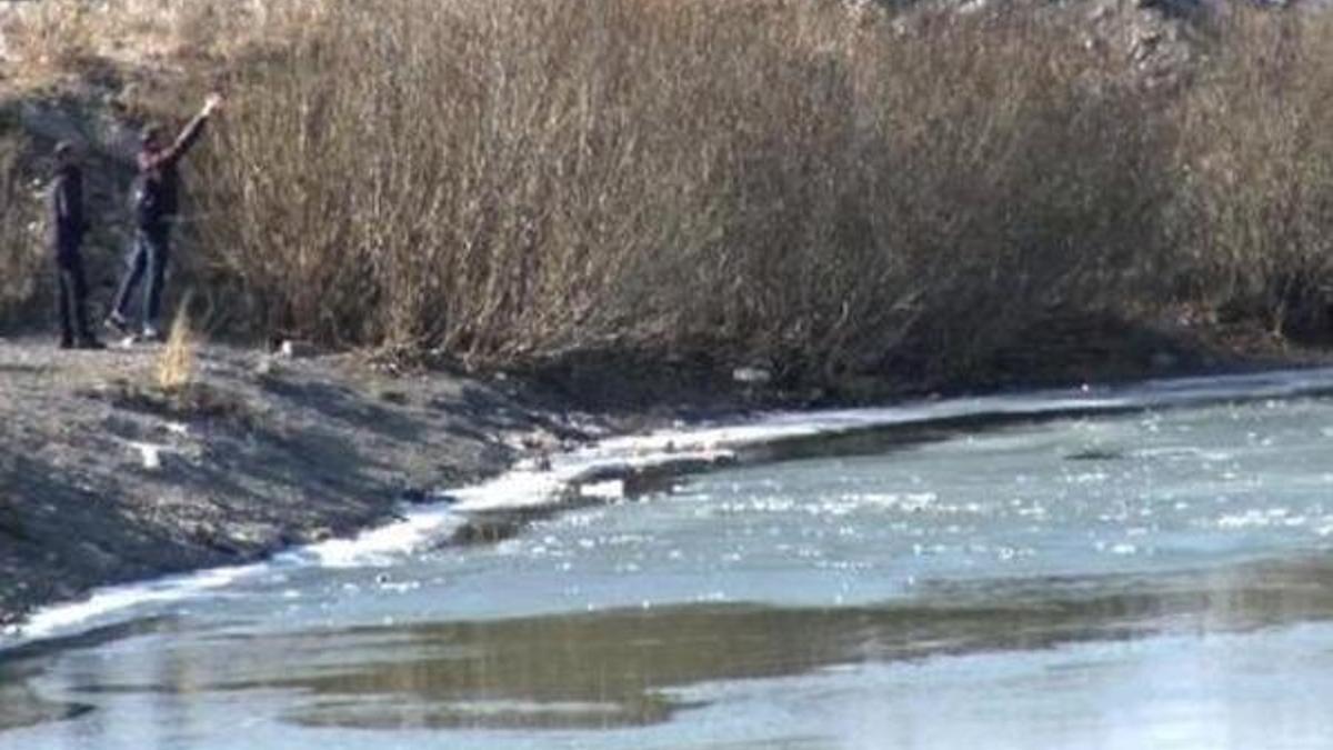 Hava sıcaklığı -9'a düştü, nehrin yüzeyi buz tuttu