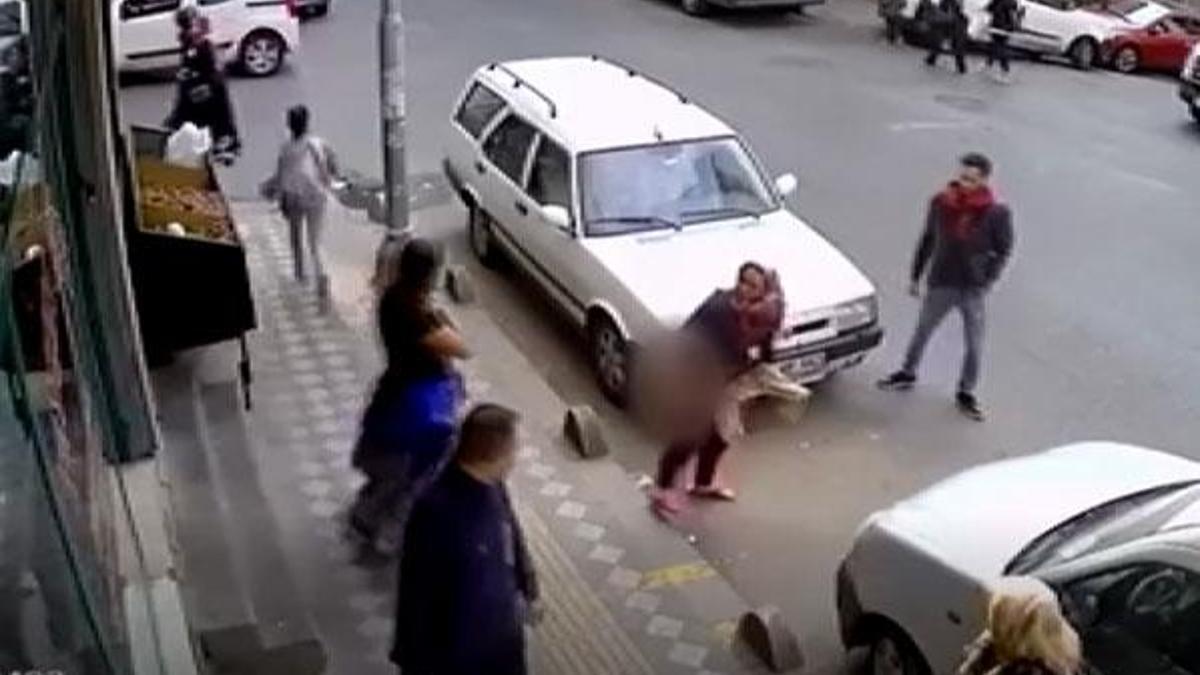 Sokak ortasında soyunarak kaçtı!
