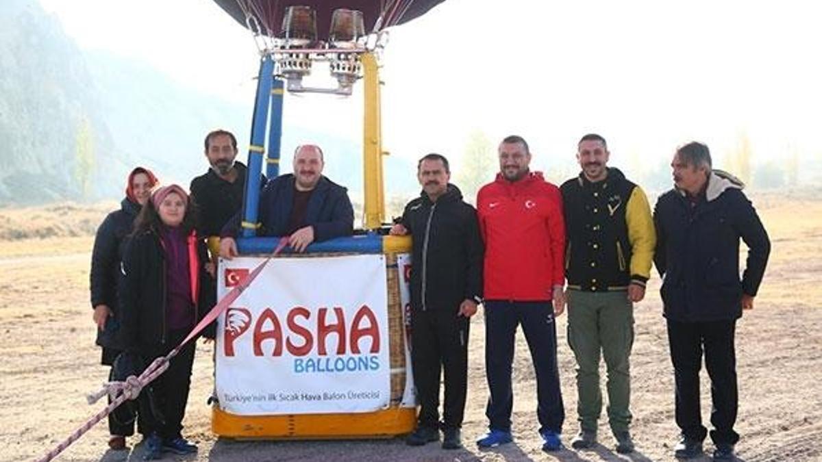 Bakan Varank, Türkiye’nin ilk yerli balonu ile Kapadokya’da uçtu