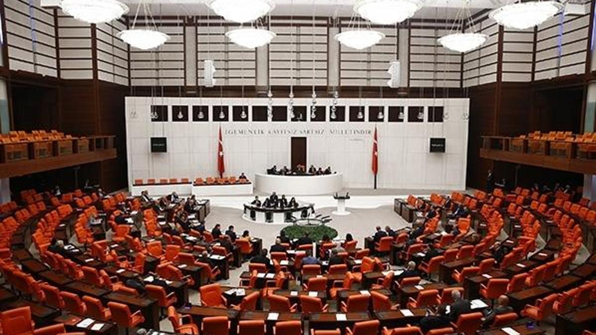 Meclis'e sunuldu: Yüz binlerce memuru ilgilendiriyor, para ödülü, izin, terfi ve tayinlere yeni düzen