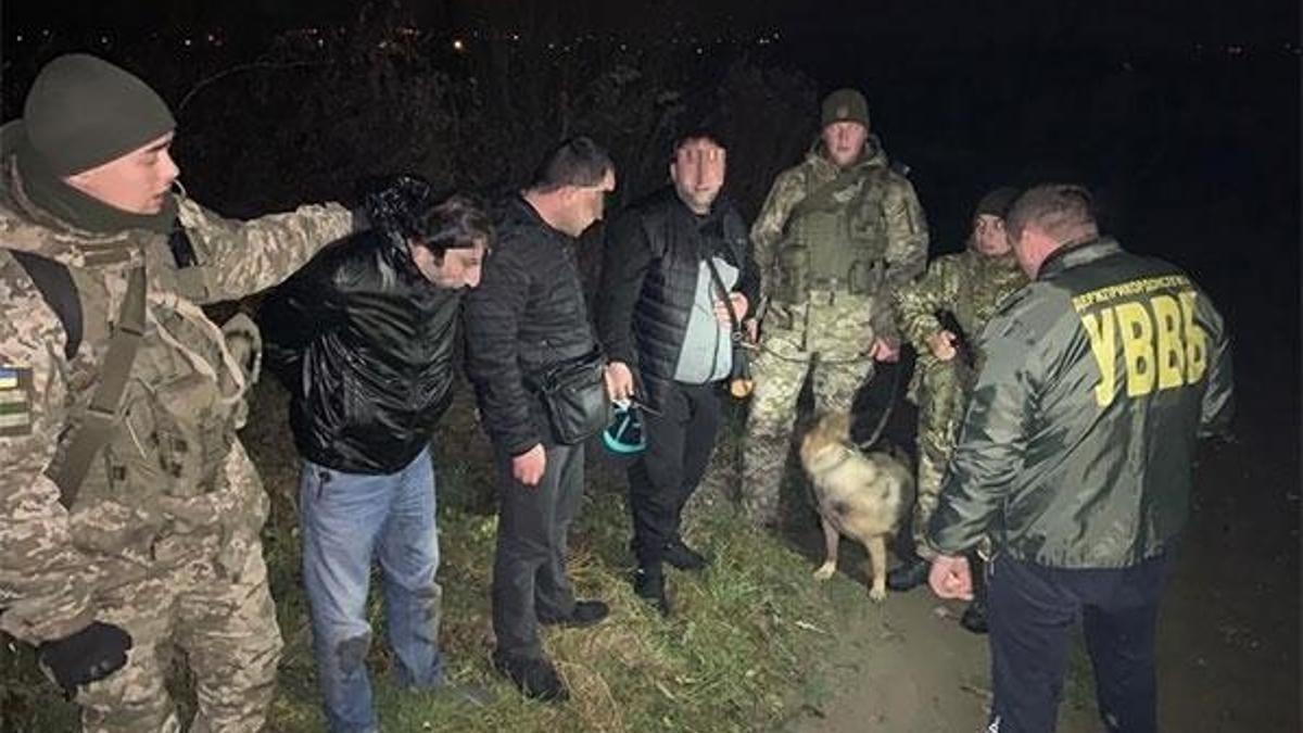 Sınırda yakalandılar! 2'si Türk...