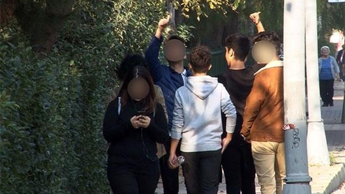 Önce kaza yaptılar, sonra kameraya el salladılar