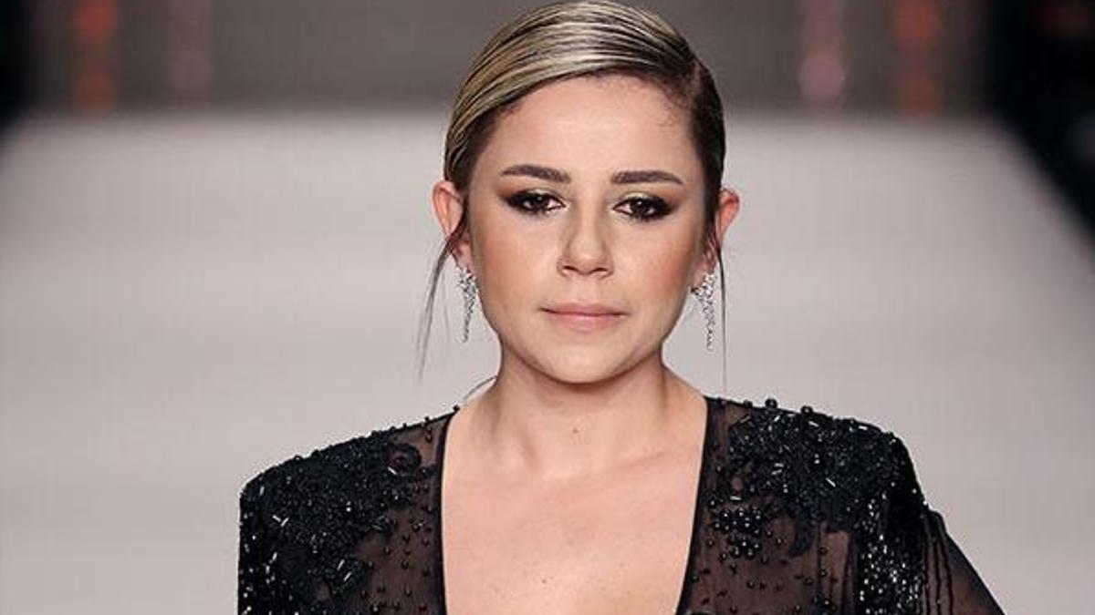 Merve Özbey nişan öncesi podyumda