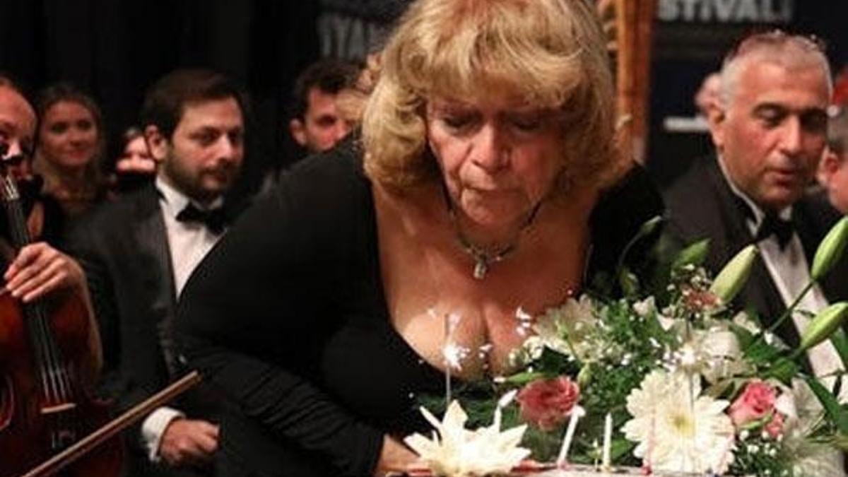 İdil Biret'e doğum günü sürprizi