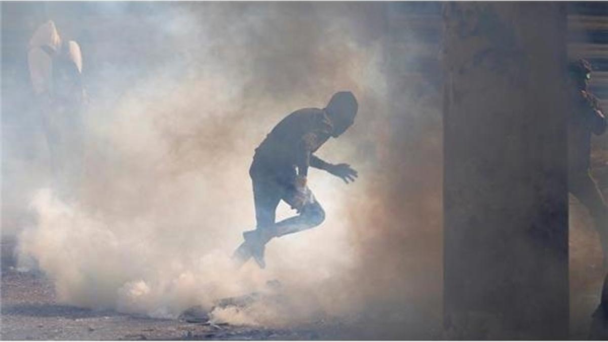 Protestocular valilik binasını ateşe verdi