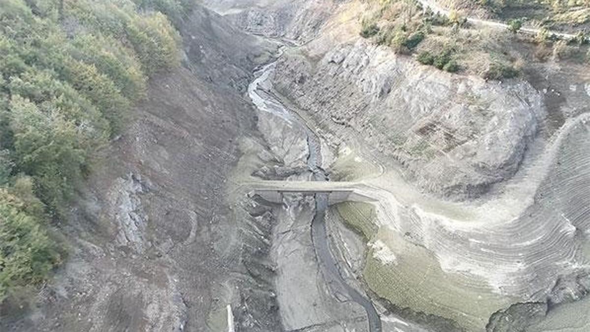 Barajın suyu çekilince eski köprüler 20 yıl sonra gün yüzüne çıktı