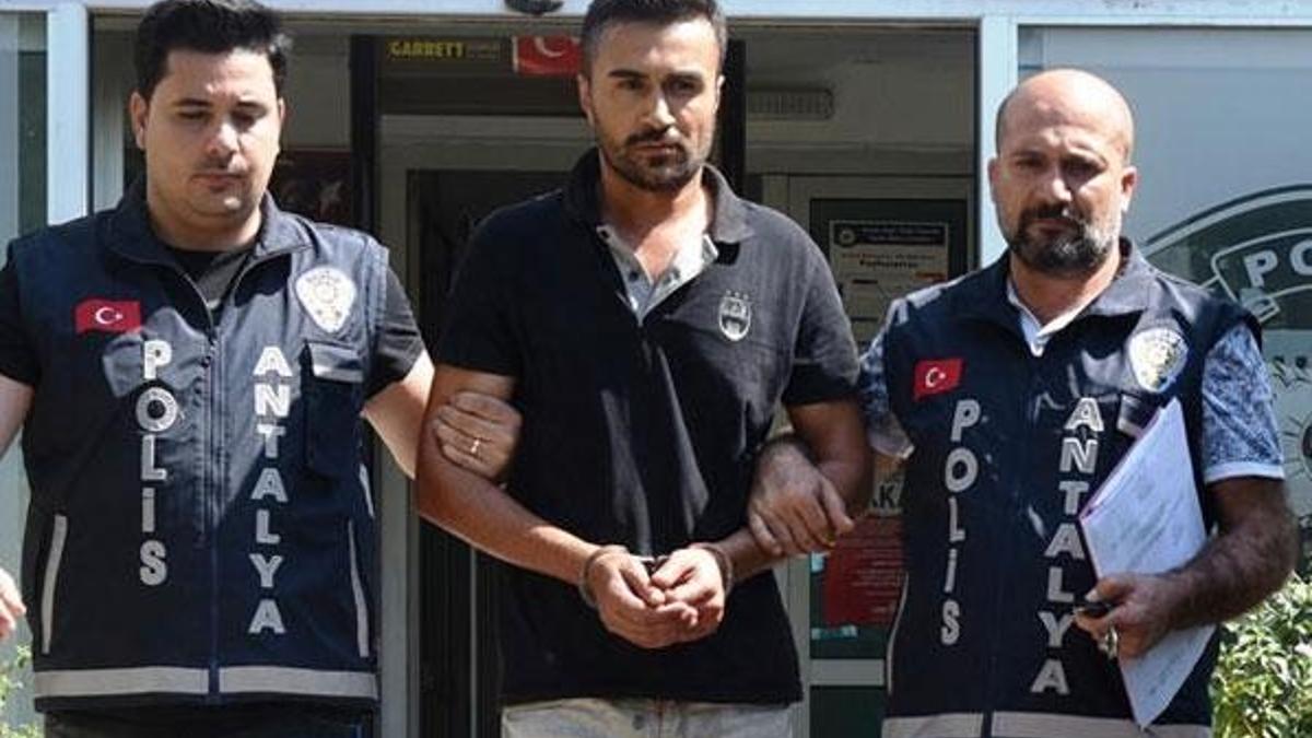 Bir eliyle boğdu diğer eliyle istismar etti