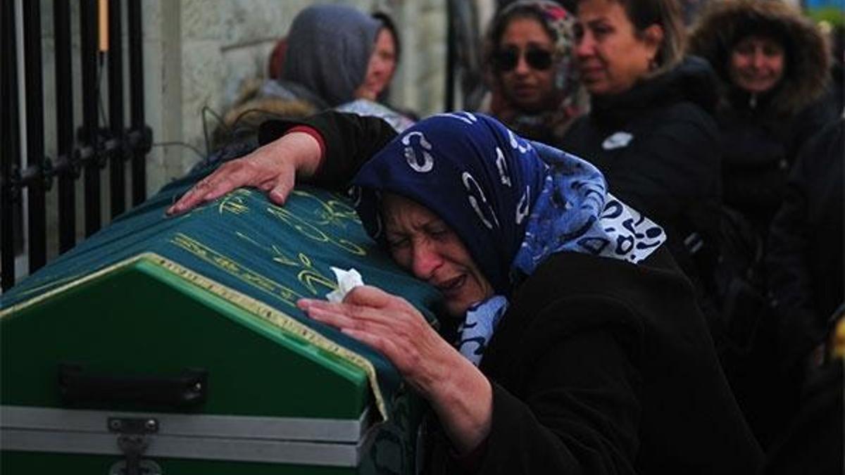 Eski kocasının satırla saldırdığı Ayşe Tuğba son yolculuğuna uğurlandı