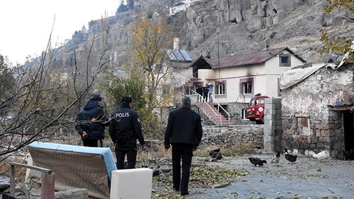 Kiracısının oturduğu evini ateşe verip kayalıklara çıktı