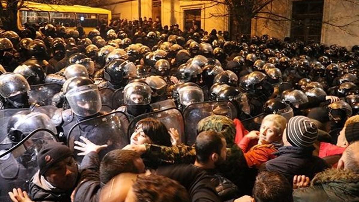 Ülke karıştı!Gürcistan'da parlamentoyu kuşatan protestoculara polis müdahale etti