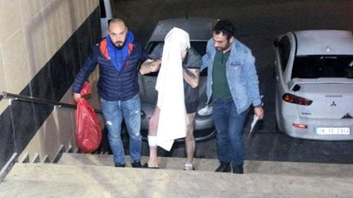 Yarı çıplak yakalandılar!