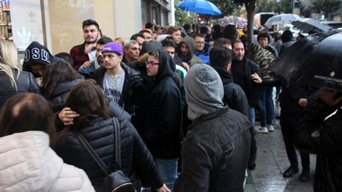 Çılgınlık Türkiye'ye de sıçradı! Yağmur, çamur dinlemeden beklediler