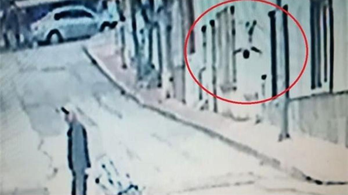 İkiz kardeşlerden biri yere çakıldı, diğeri ise son anda kurtarıldı