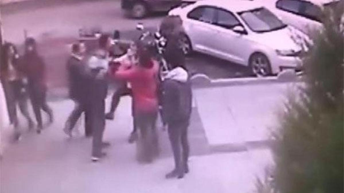 Minibüs şoförünün 2 kız kardeşe saldırısı kamerada