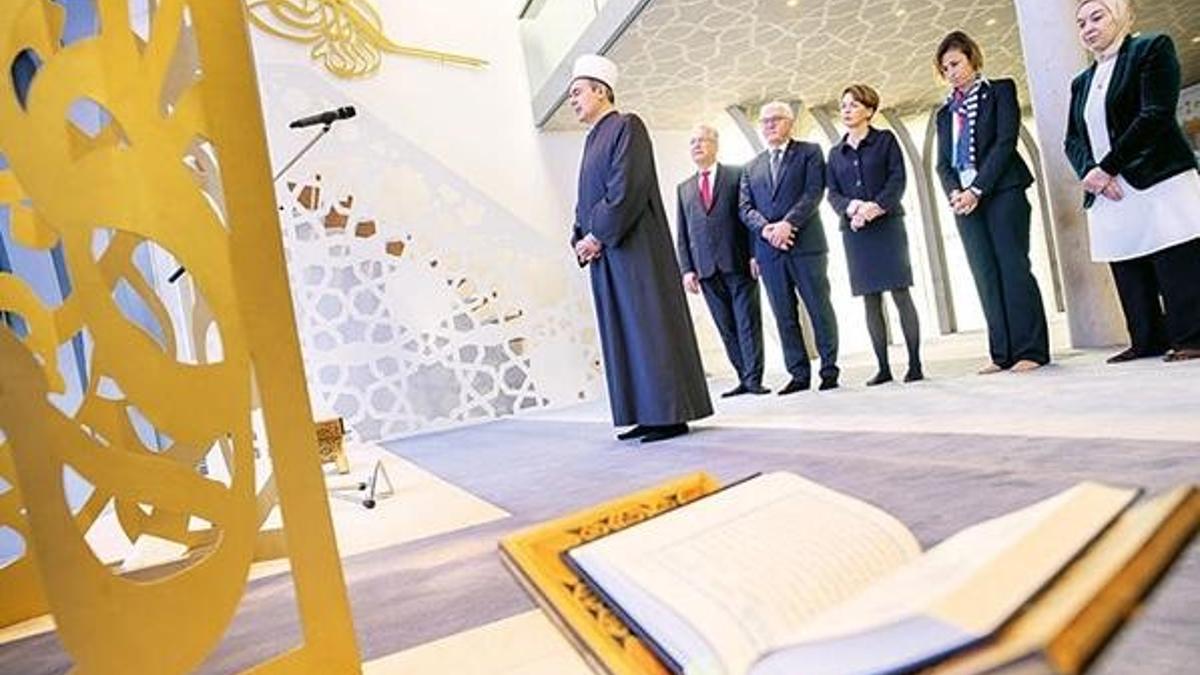 Almanya Cumhurbaşkanı camiyi ziyaret etti: Hocam bana namazı göster