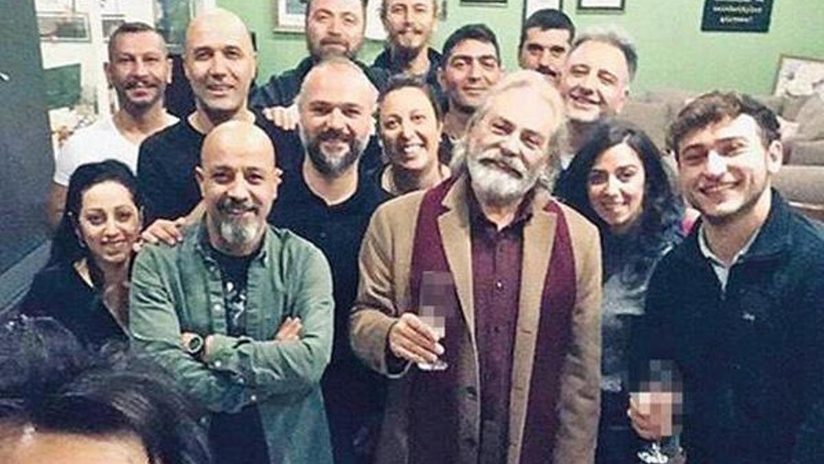 Haluk Bilginer ödülü ekibiyle kutladı