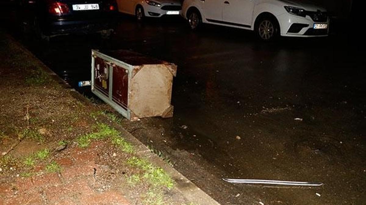 Polisi görünce çaldıkları para kasasını atıp kaçtılar