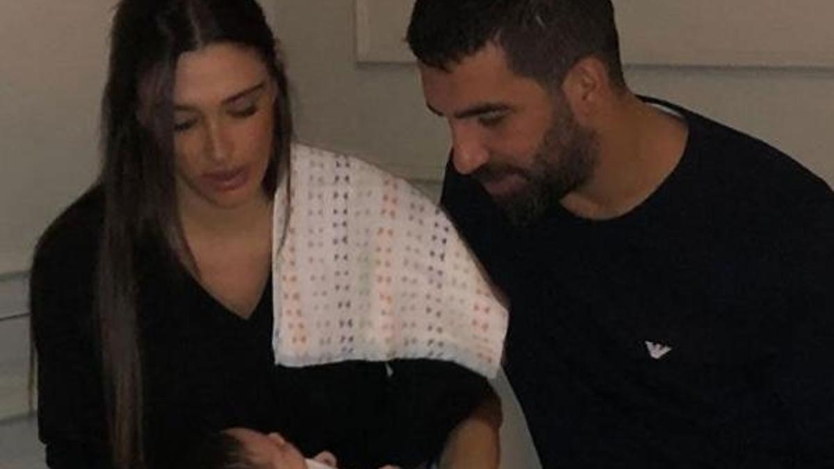 Arda Turan'dan eşine romantik kutlama!