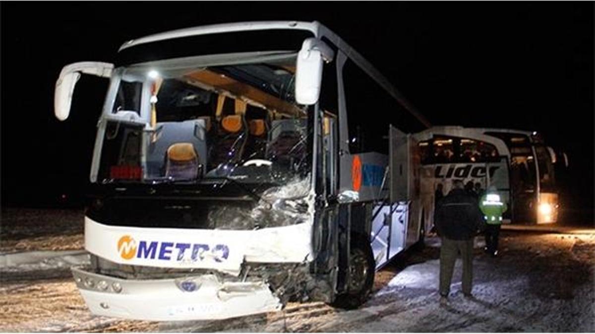 Yolcu otobüsü ile otomobil çarpıştı: 2 ölü, 1 yaralı