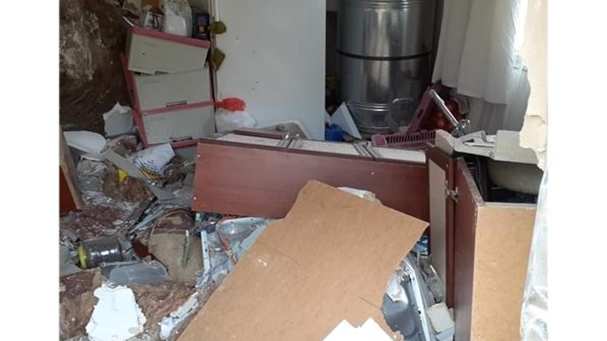 Kaya parçası evi deldi geçti!