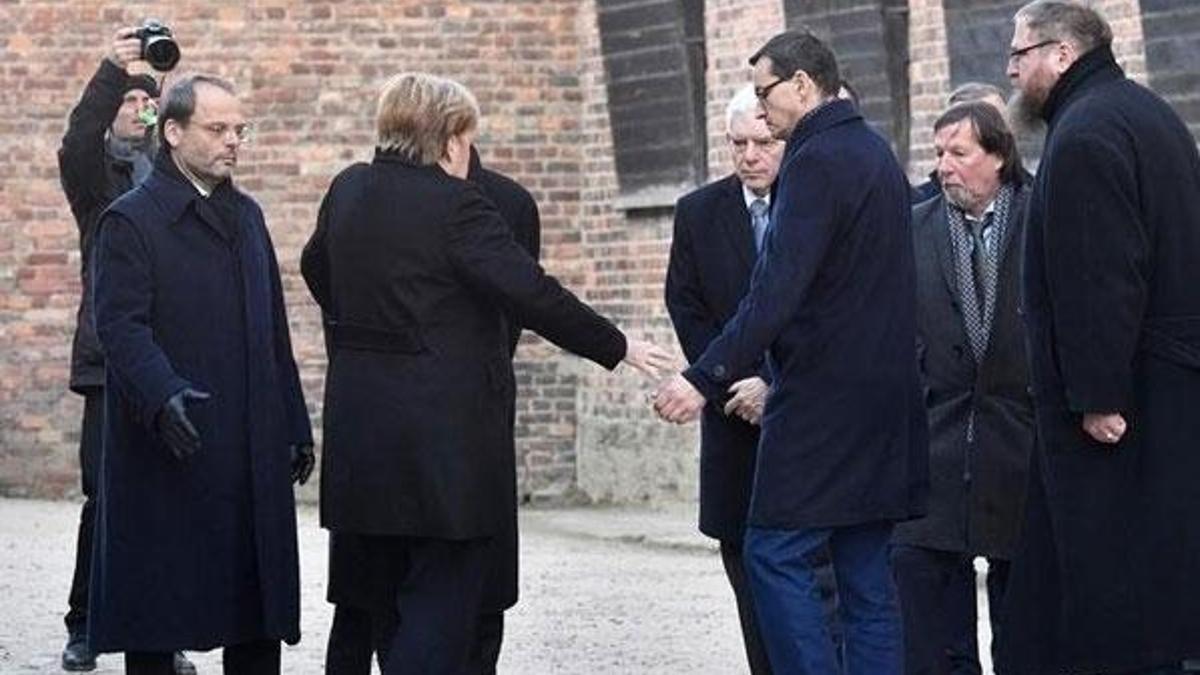 Angela Merkel düşme tehlikesi geçirdi