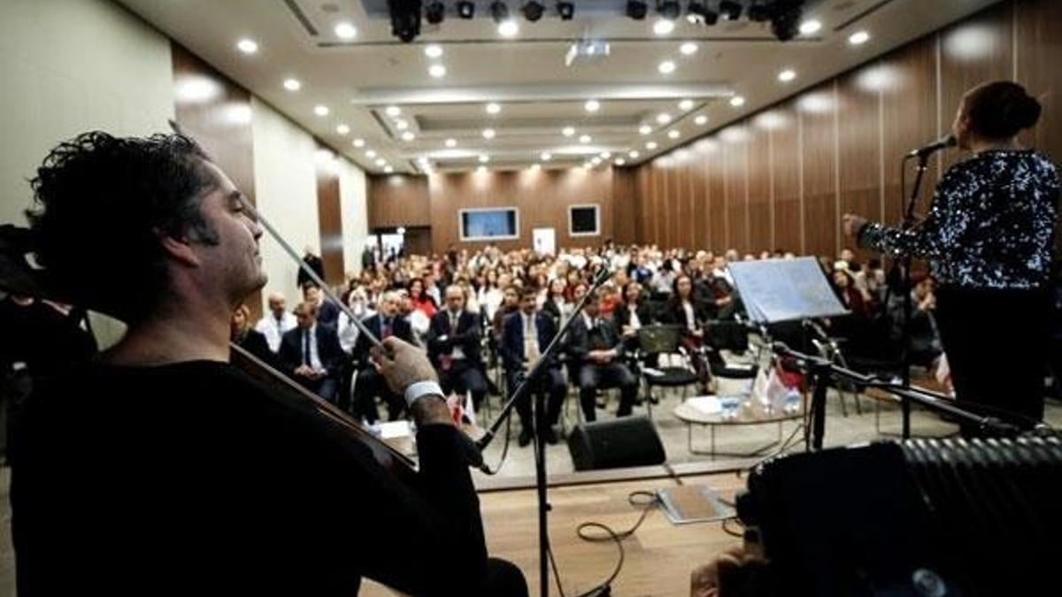Tedavi gördüğü hastanede çellosuyla moral buluyor