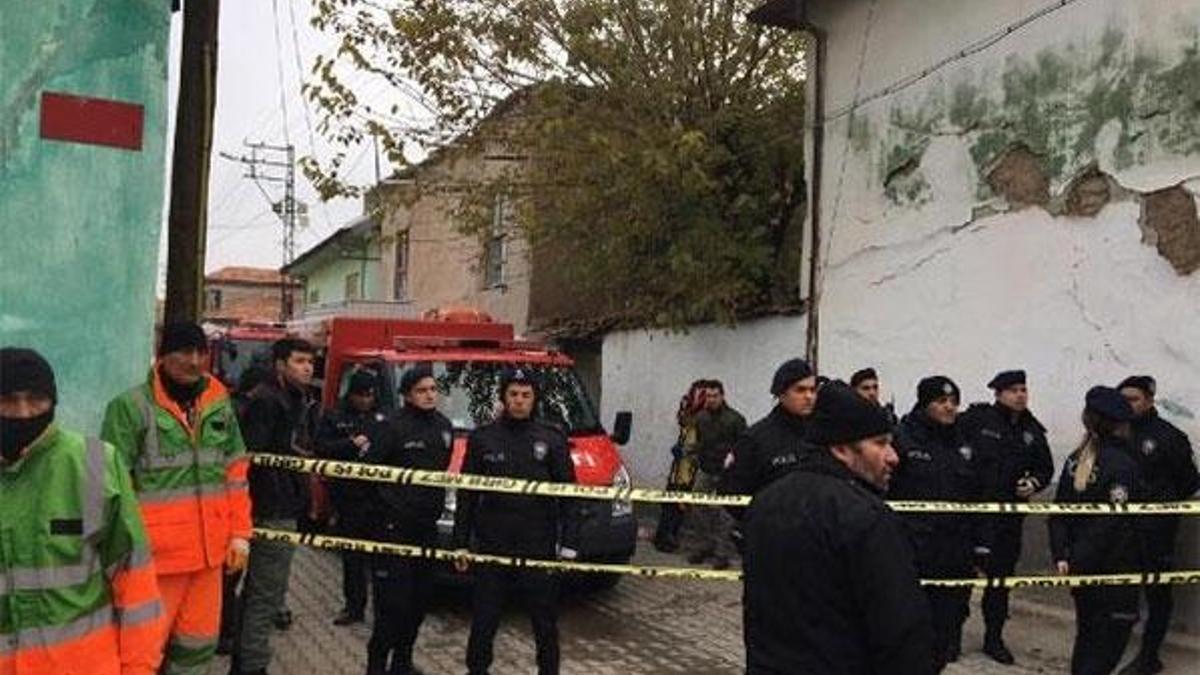 Konya'da 2 katlı kerpiç bina çöktü! 3 kişi öldü