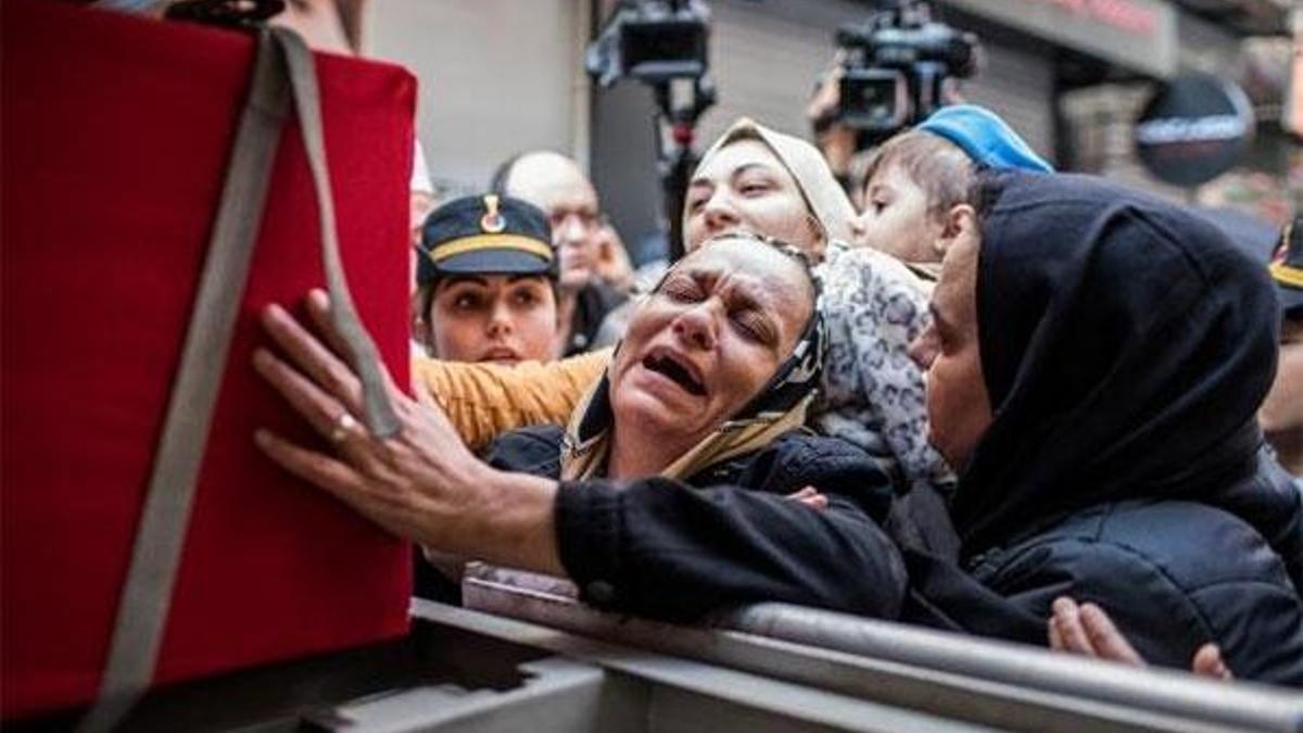 Şehit Üstçavuş Esma Çevik'in cenazesi evinin önüne getirildi