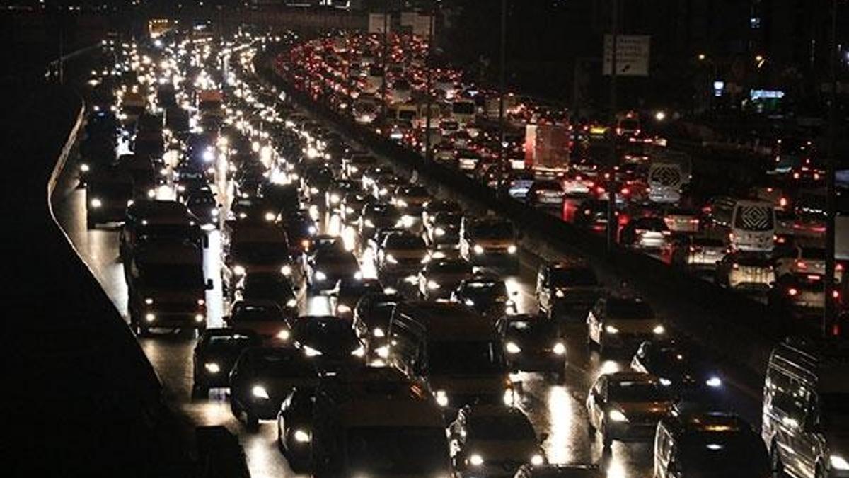 İstanbul’da yağış trafiği olumsuz etkiledi