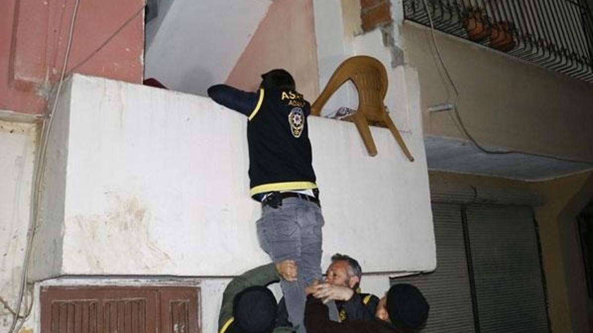 Adana'da şafak baskını! Firarilere yakalama kararı...