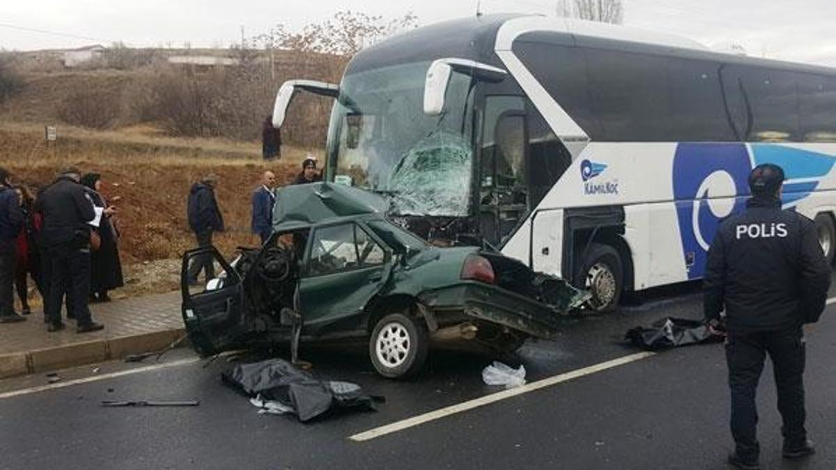 Otobüs ile otomobil çarpıştı: 3 ölü, 1 yaralı
