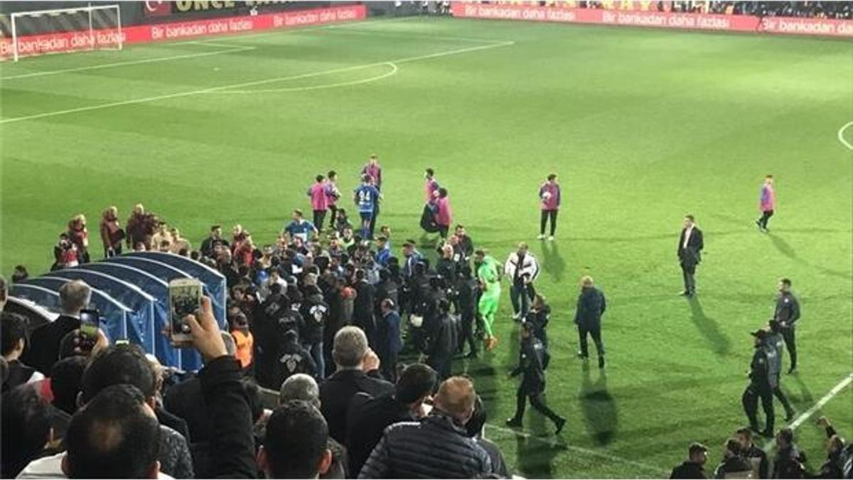 Tuzlaspor-Galatasaray maçı sonrası olay çıktı!