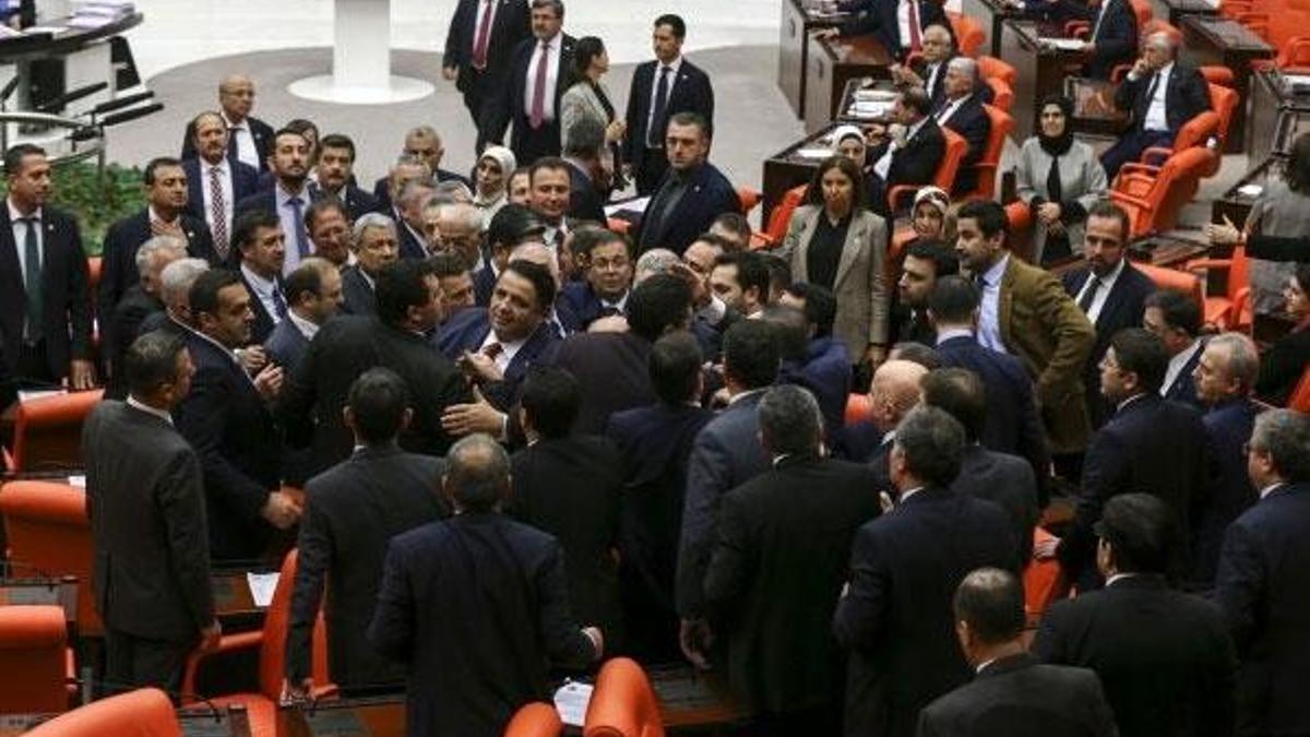 'Kendini mıncıklatıyor' deyince Meclis karıştı!