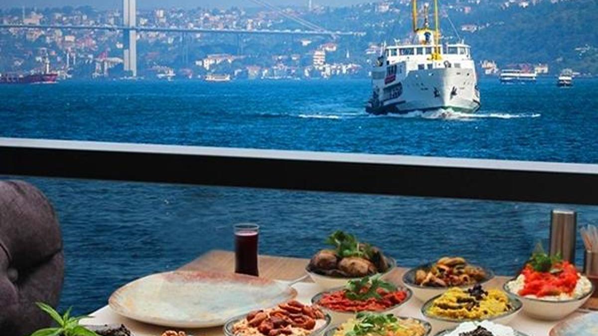 Boğaz manzaralı bir muhabbet, dostlar ve nefis bir menü…