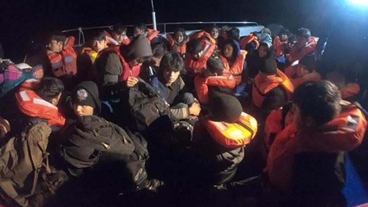 Balıkesir'de lastik botta 35 kaçak göçmen yakalandı
