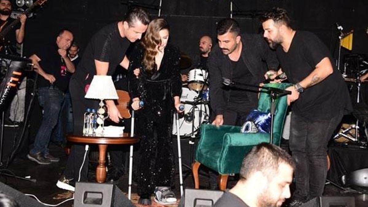Merve Özbey düğünü erteledi