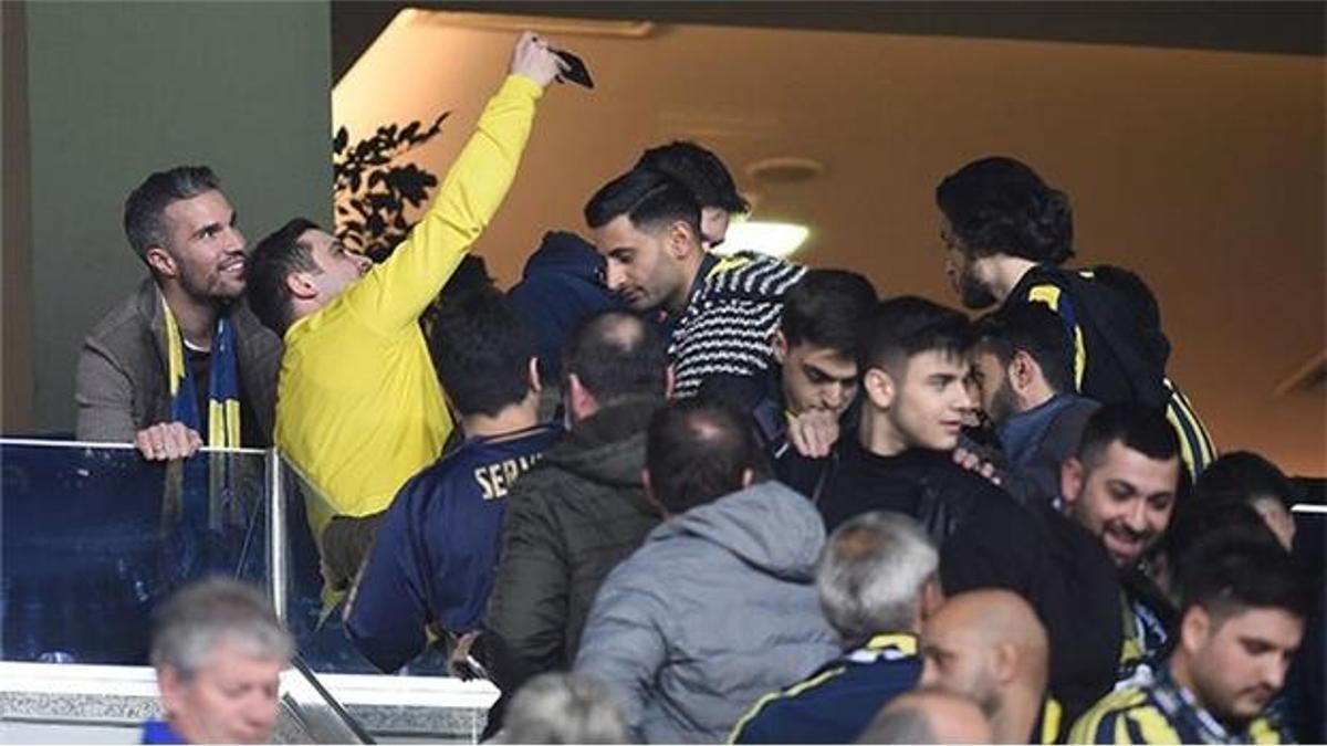 Dev derbide Van Persie sürprizi