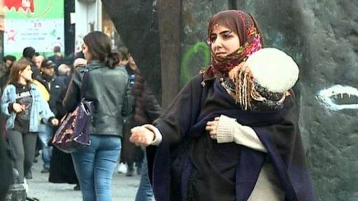Dilenci kılığına giren muhabir bir saatte 82 lira topladı