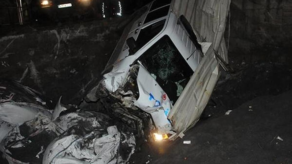 Polisten kaçıyordu, polislere çarptı: 2'si polis 3 yaralı