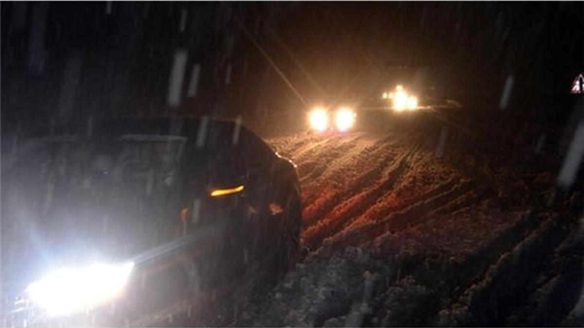 Yollar kapandı, elektrikler kesildi